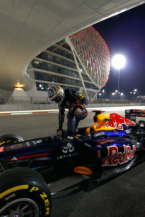 Vettel se baja del RB8 averiado en Yas Marina