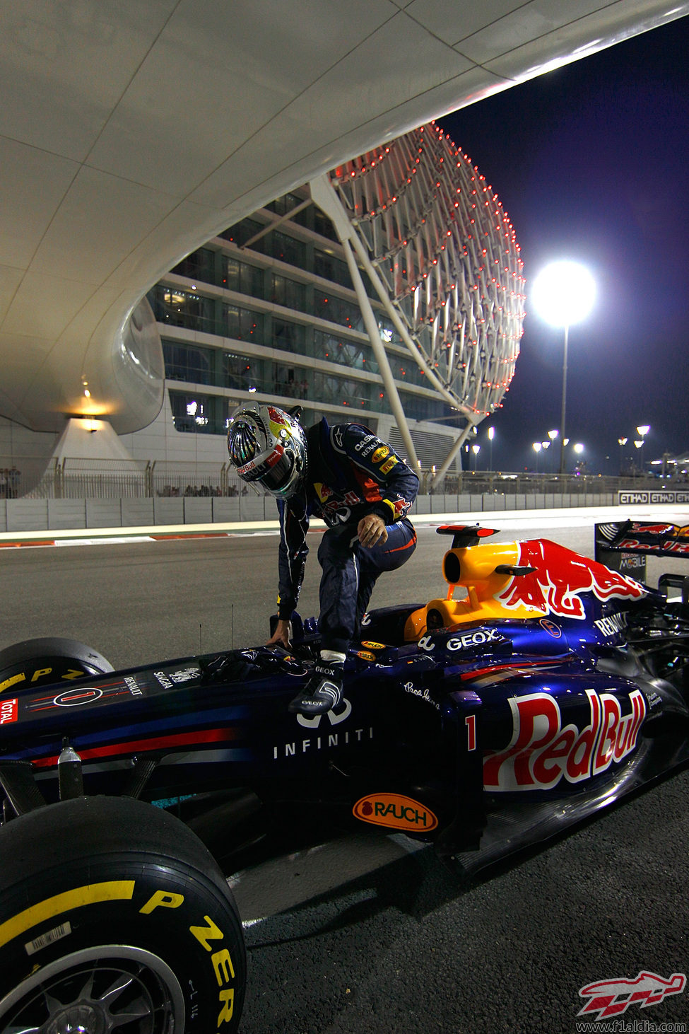 Vettel se baja del RB8 averiado en Yas Marina