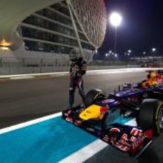 Vettel no puede llegar a boxes tras la clasificación de Abu Dabi 2012