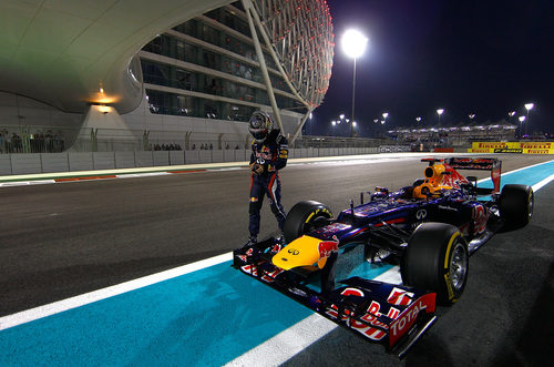 Vettel no puede llegar a boxes tras la clasificación de Abu Dabi 2012
