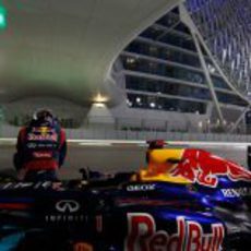 Sebastian Vettel sentado fuera de su RB8 en Yas Marina