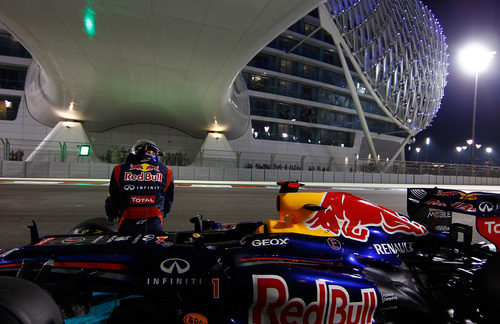 Sebastian Vettel sentado fuera de su RB8 en Yas Marina