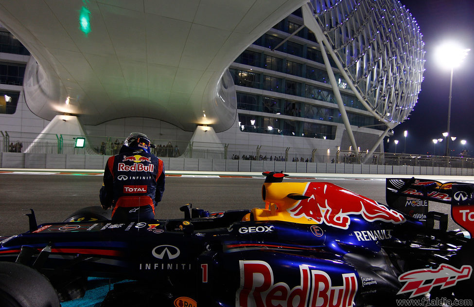 Sebastian Vettel sentado fuera de su RB8 en Yas Marina