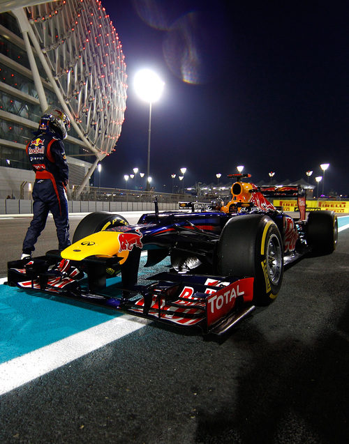 Vettel se lamenta ante su coche tras no llegar a boxes