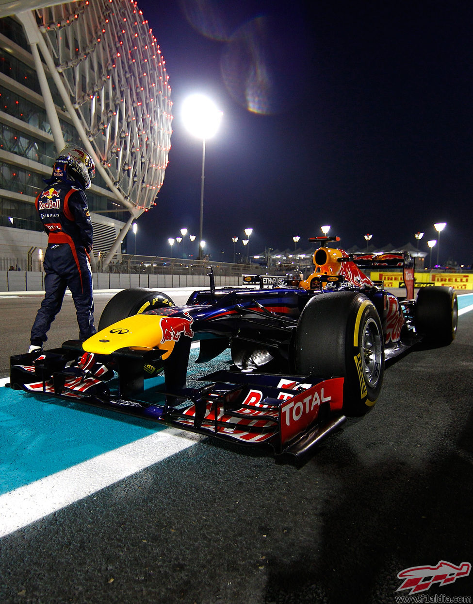 Vettel se lamenta ante su coche tras no llegar a boxes