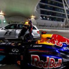 El coche médico recoge a Sebastian Vettel en Yas Marina