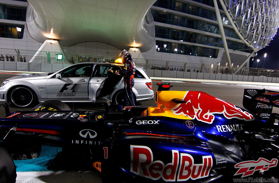 El coche médico recoge a Sebastian Vettel en Yas Marina