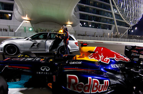El coche médico recoge a Sebastian Vettel en Yas Marina