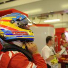 Fernando Alonso se pone el casco antes de salir a la pista