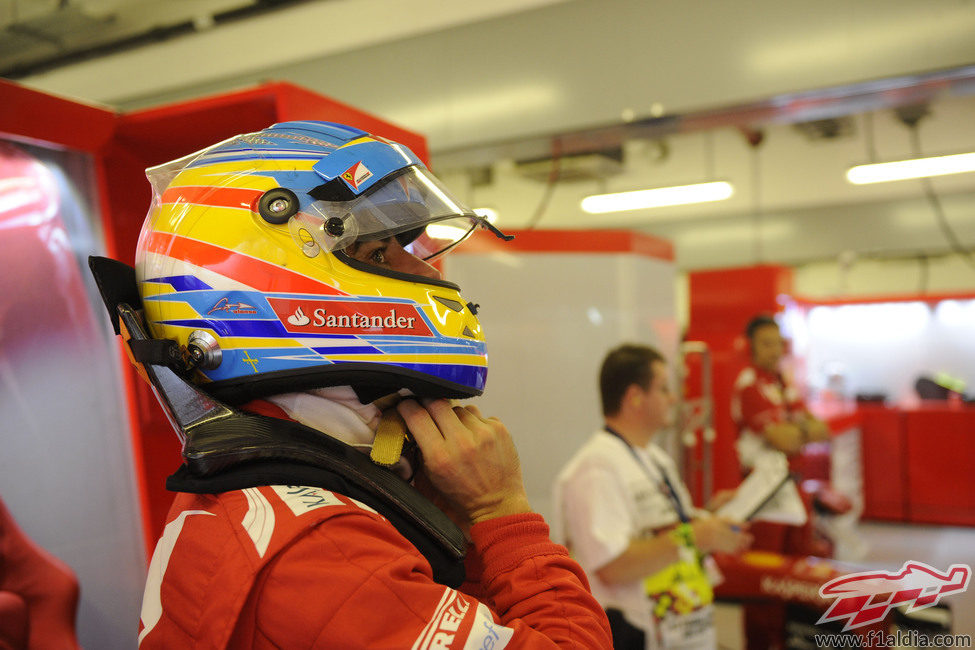 Fernando Alonso se pone el casco antes de salir a la pista