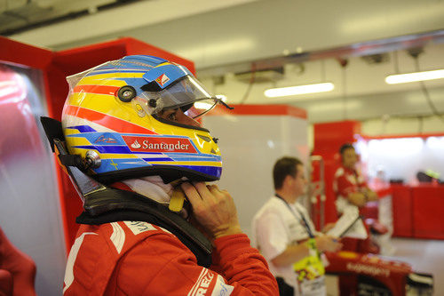 Fernando Alonso se pone el casco antes de salir a la pista