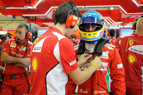 Fernando Alonso se dispone a subir al F2012