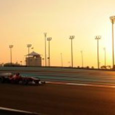 Fernando Alonso rueda bajo el sol del atardecer en Abu Dabi