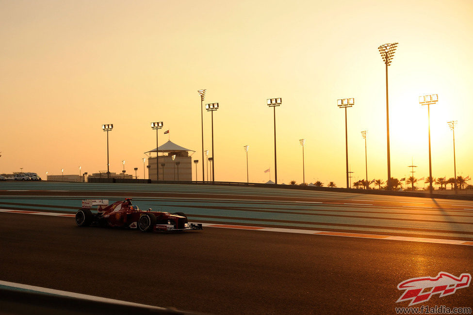 Fernando Alonso rueda bajo el sol del atardecer en Abu Dabi