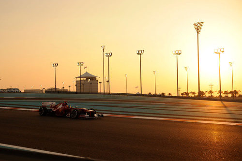 Fernando Alonso rueda bajo el sol del atardecer en Abu Dabi