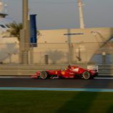 Felipe Massa rueda en el circuito de Yas Marina con el F2012