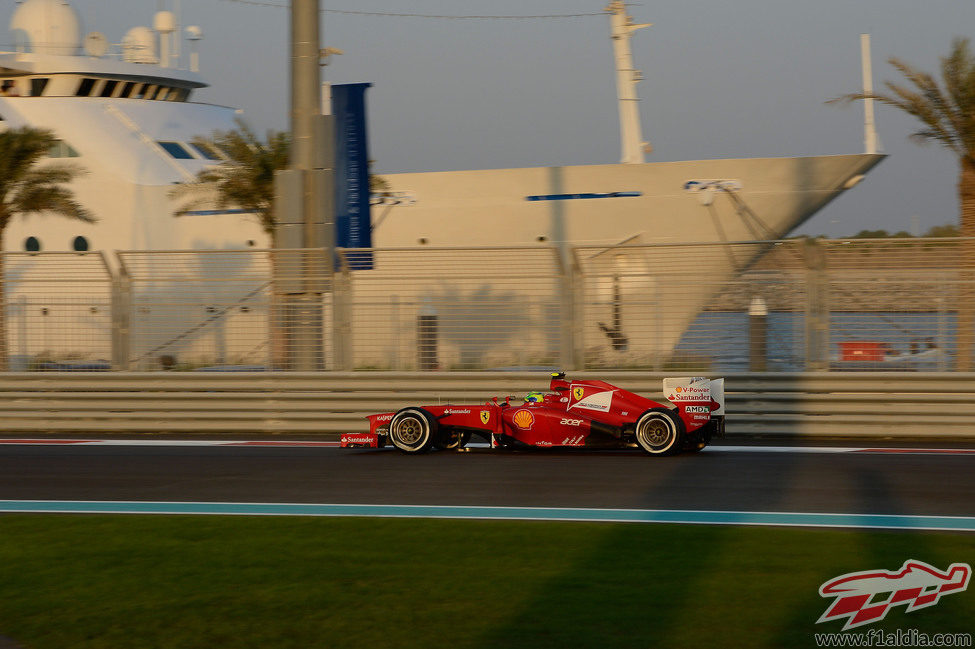 Felipe Massa rueda en el circuito de Yas Marina con el F2012