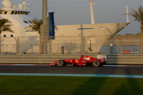 Felipe Massa rueda en el circuito de Yas Marina con el F2012