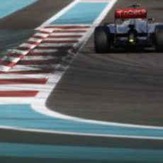 Lewis Hamilton entra en una recta en el circuito de Yas Marina