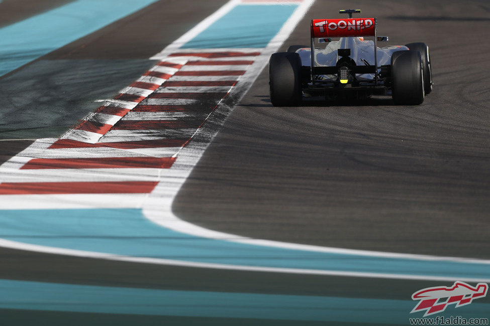 Lewis Hamilton entra en una recta en el circuito de Yas Marina