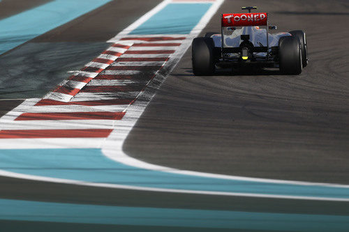 Lewis Hamilton entra en una recta en el circuito de Yas Marina