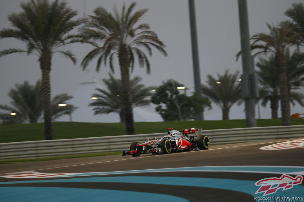 Jenson Button completa la clasificación en el circuito de Yas Marina