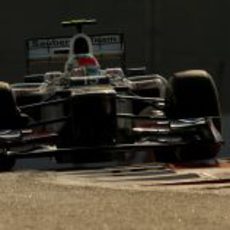 Sergio Pérez se sube en los pianos en Yas Marina