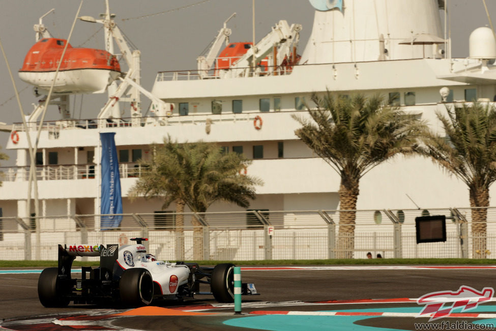 Kamui Kobayashi completa una vuelta más en Yas Marina