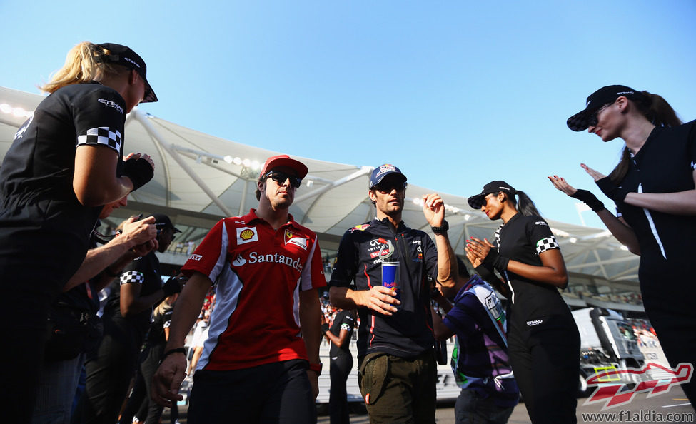 Fernando Alonso y Mark Webber hablan antes de la carrera