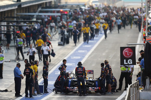 Los mecánicos de Red Bull preparan el coche de Vettel en el pit lane