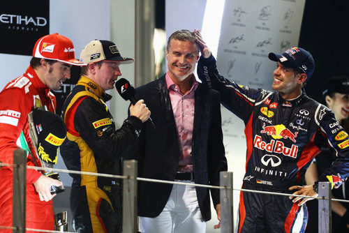 David Coulthard hizo las entrevistas en el podio de Abu Dabi