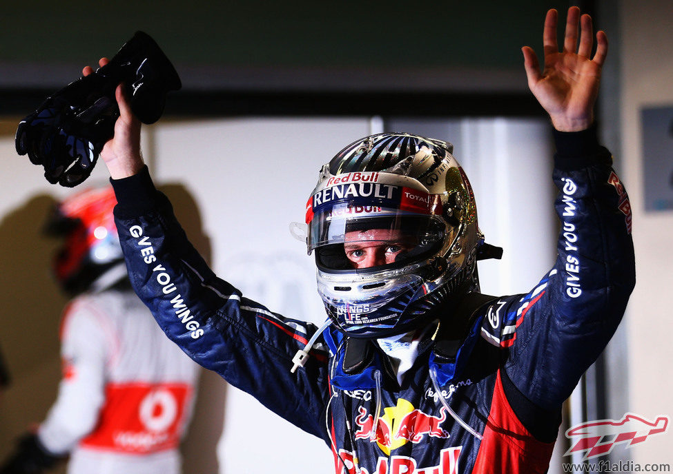 Sebastian Vettel celebra su podio en Abu Dabi tras salir desde el pit lane