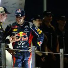 Kimi Räikkönen y Sebastian Vettel hablan en el podio de Abu Dabi
