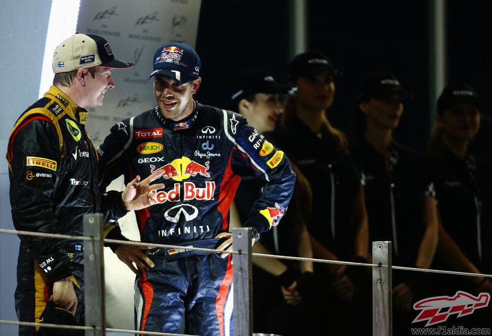 Kimi Räikkönen y Sebastian Vettel hablan en el podio de Abu Dabi