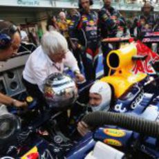 Bernie Ecclestone deseó suerte a Vettel en el pit lane de Abu Dabi