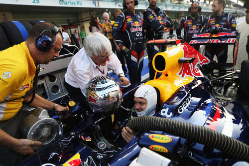 Bernie Ecclestone deseó suerte a Vettel en el pit lane de Abu Dabi