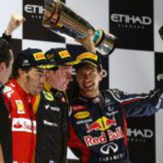 Sebastian Vettel sonríe en el podio del GP de Abu Dabi 2012