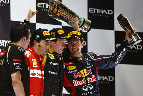 Sebastian Vettel sonríe en el podio del GP de Abu Dabi 2012