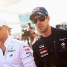 Sebastian Vettel y Michael Schumacher en el drivers parade en Abu Dabi