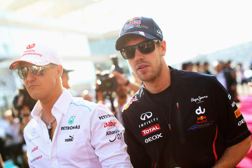 Sebastian Vettel y Michael Schumacher en el drivers parade en Abu Dabi