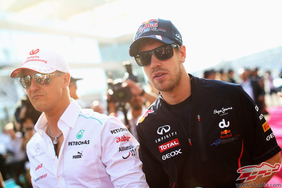 Sebastian Vettel y Michael Schumacher en el drivers parade en Abu Dabi