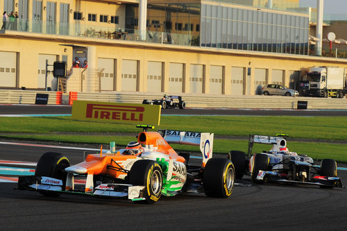 Nico Hülkenberg rueda por delante de Sergio Pérez en Abu Dabi