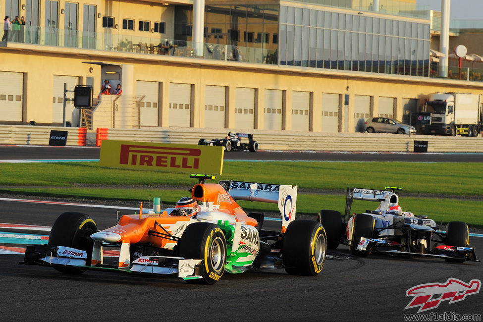 Nico Hülkenberg rueda por delante de Sergio Pérez en Abu Dabi