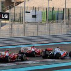 Los dos Ferrari ruedan pegados a Jenson Button en Abu Dabi