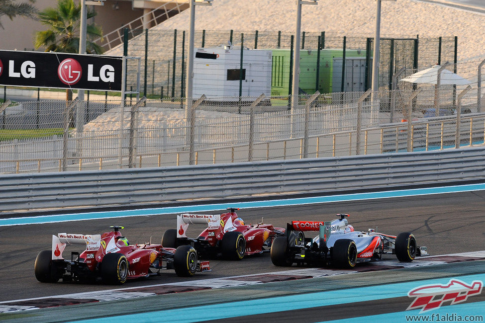 Los dos Ferrari ruedan pegados a Jenson Button en Abu Dabi