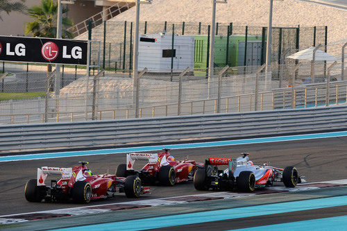 Los dos Ferrari ruedan pegados a Jenson Button en Abu Dabi