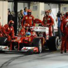 Fernando Alonso realiza su parada en Abu Dabi