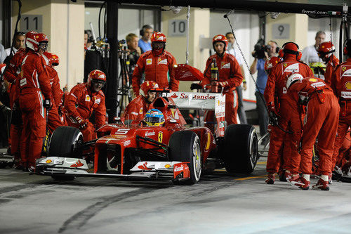 Fernando Alonso realiza su parada en Abu Dabi