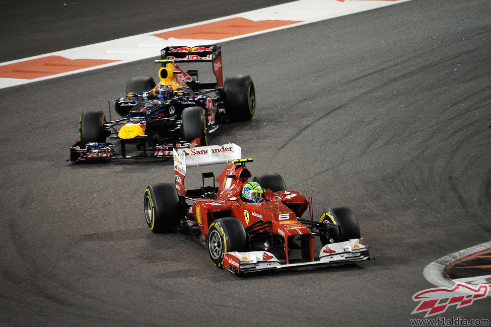 Felipe Massa trata de mantener la posición con Mark Webber en Abu Dabi