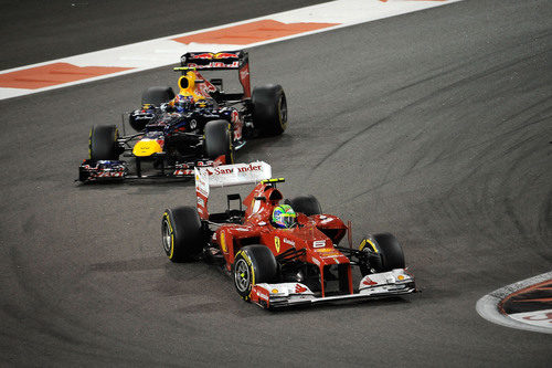 Felipe Massa trata de mantener la posición con Mark Webber en Abu Dabi